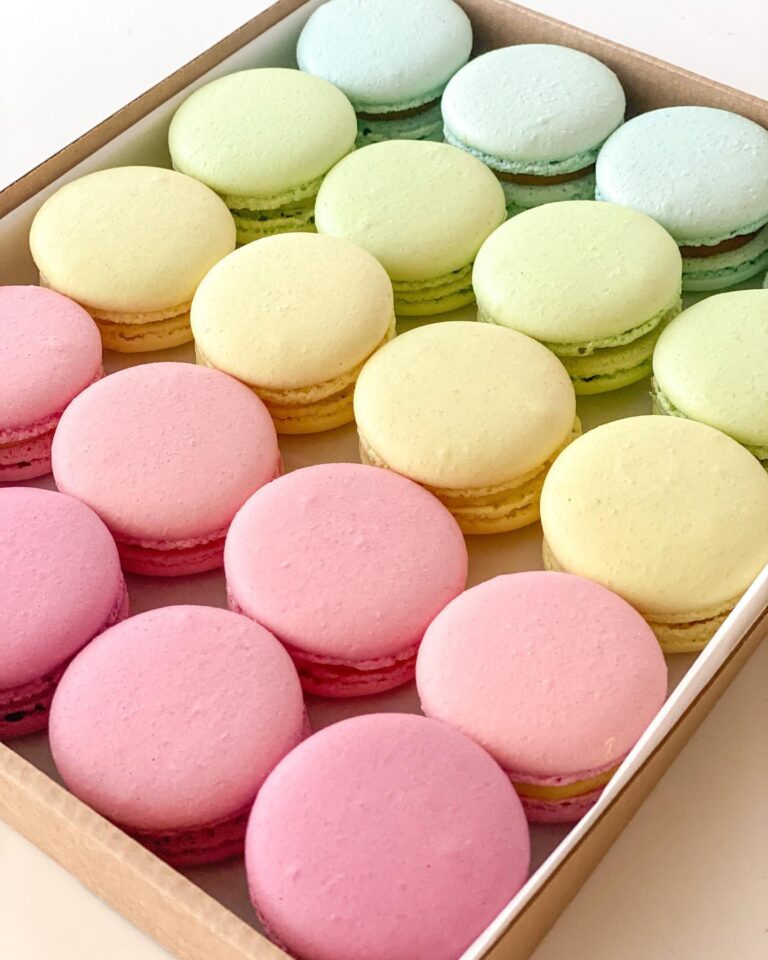 Pastelsed makroonid karbis